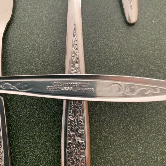 Elegant Silverware Set - Picture 2 of 2